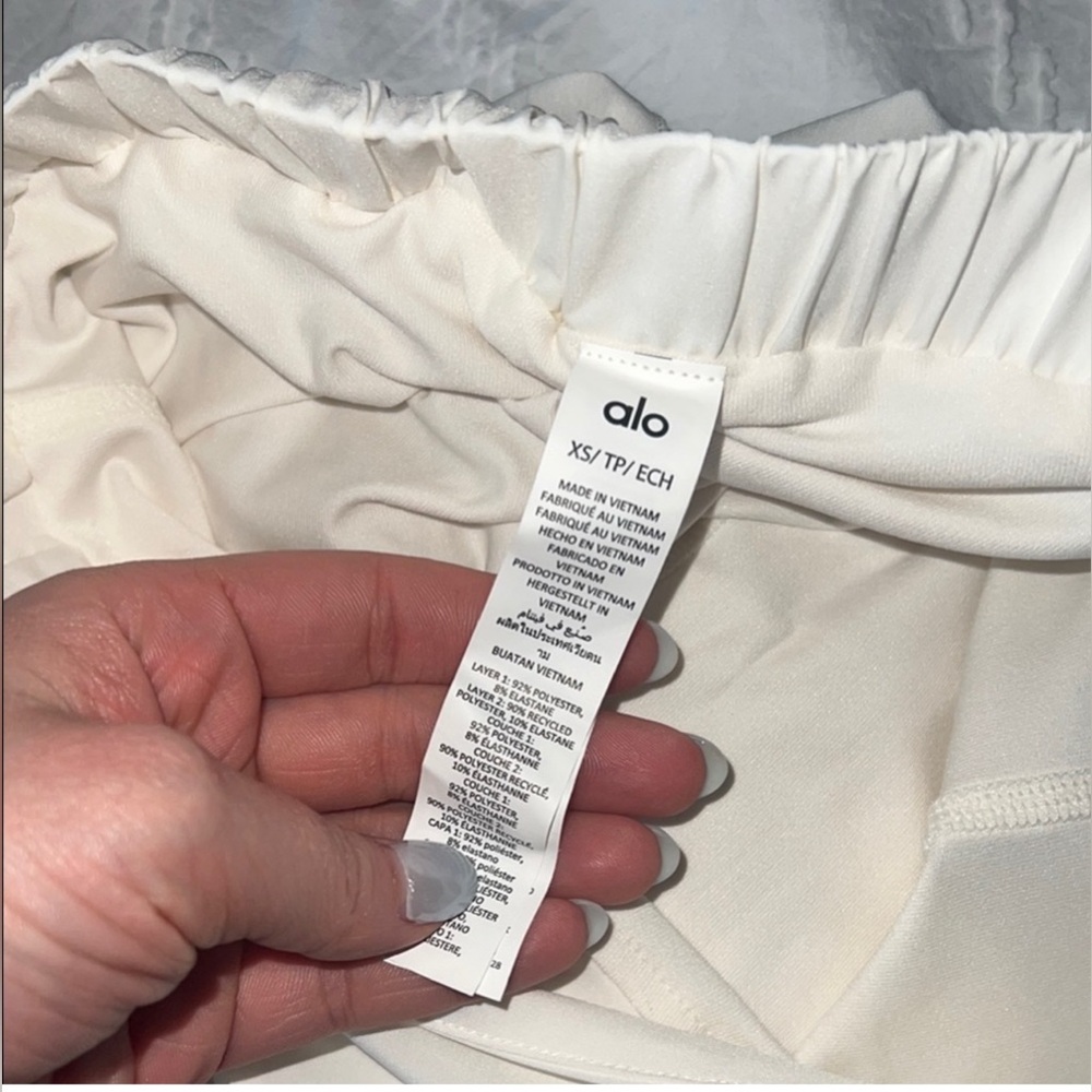 ALO Yoga Cream Athletic Shorts Simple Design - Picture 3 of 4